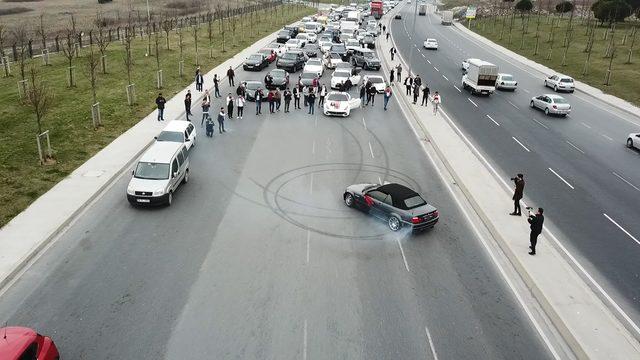 /ek fotoğraflarla / Lüks otomobilli düğün konvoyu yol kapatıp 