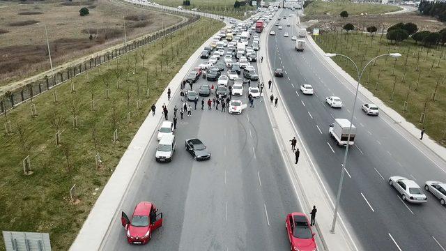 /ek fotoğraflarla / Lüks otomobilli düğün konvoyu yol kapatıp 