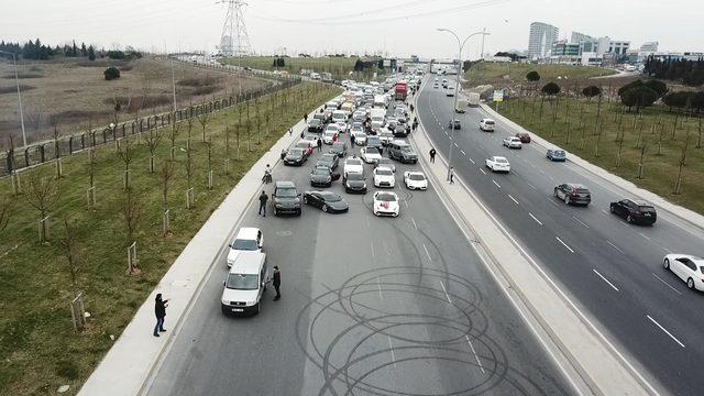 /ek fotoğraflarla / Lüks otomobilli düğün konvoyu yol kapatıp 