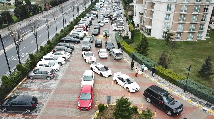 /ek fotoğraflarla / &nbsp;L&uuml;ks otomobilli d&uuml;ğ&uuml;n konvoyu yol kapatıp "drift" yaptı