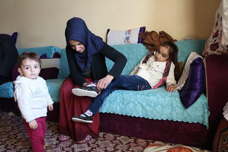 Fedakar anne engelli kızını okula sırtında taşıyor  G1