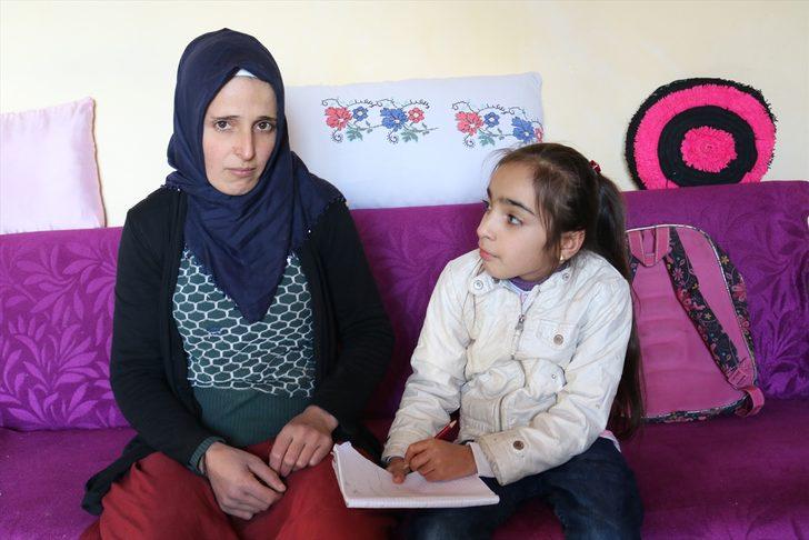 Fedakar anne engelli kızını okula sırtında taşıyor  G2