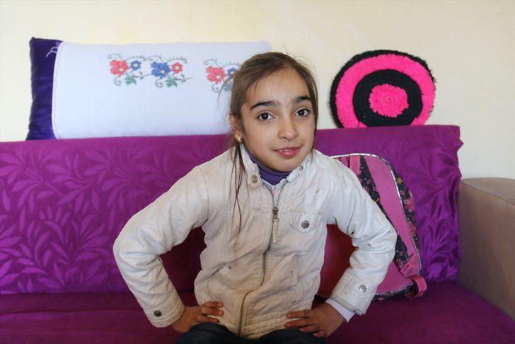 Fedakar anne engelli kızını okula sırtında taşıyor  G3