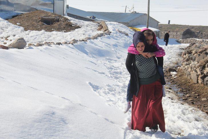 Fedakar anne engelli kızını okula sırtında taşıyor  G4