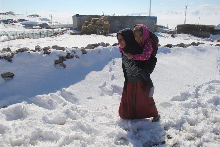 Fedakar anne engelli kızını okula sırtında taşıyor  G5