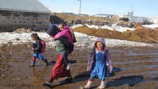 Fedakar anne engelli kızını okula sırtında taşıyor 