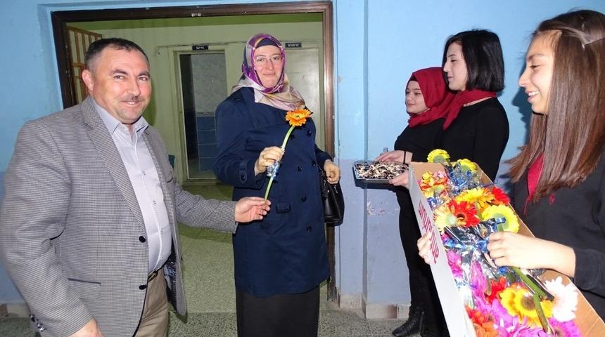 Lise &ouml;ğrencilerinden D&uuml;nya Kadınlar G&uuml;n&uuml; etkinliği