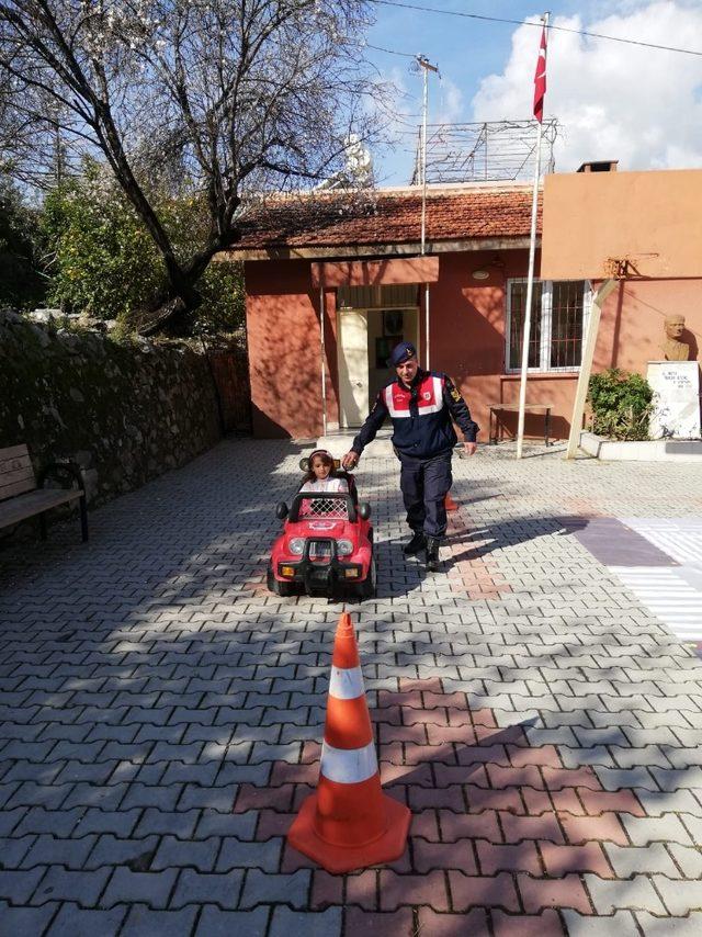 Alanya’da jandarmadan öğrencilere trafik dersi