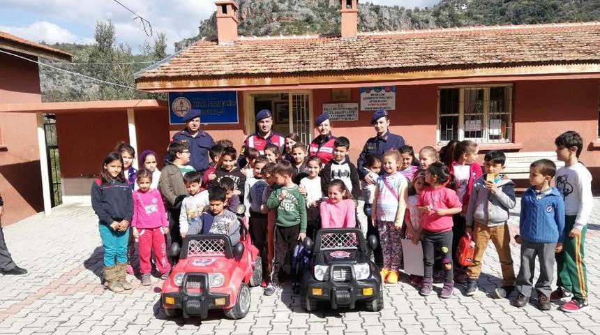 Alanya’da jandarmadan öğrencilere trafik dersi