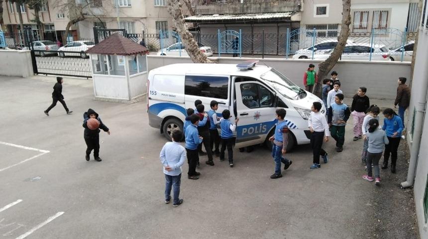 Okul &ouml;n&uuml;nde otomobilin &ccedil;arptığı &ouml;ğrenci yaralandı