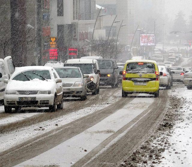 Erzurum'da kar yağışı