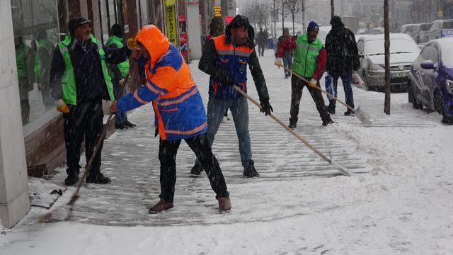 Erzurum'da kar yağışı