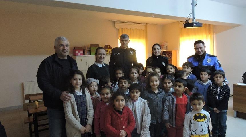 Miniklere deprem hakkında bilgi verildi