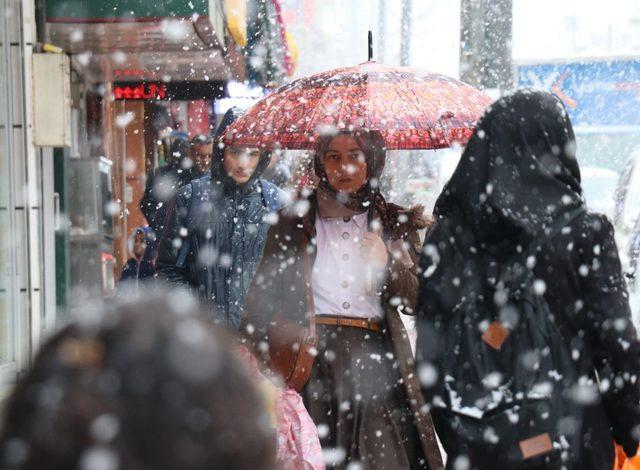 Van’da lapa lapa kar yağışı