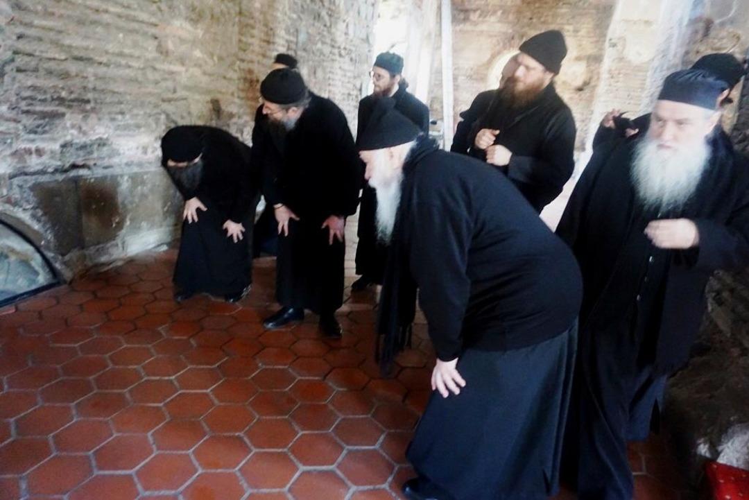 Ayasofya Orhan Camii'ni ziyaret eden Yunan Ortodoks Kilisesi papazlarına 'ayin' engeli 