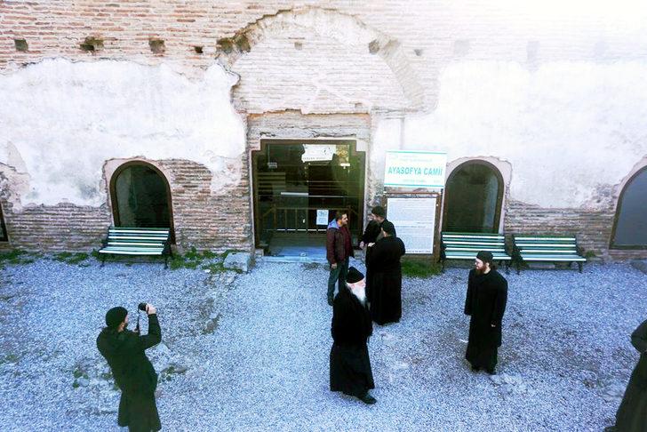 Ayasofya Orhan Camii'ni ziyaret eden Yunan Ortodoks Kilisesi papazlarına 'ayin' engeli  G1