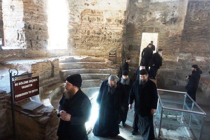 Ayasofya Orhan Camii'ni ziyaret eden Yunan Ortodoks Kilisesi papazlarına 'ayin' engeli  G5