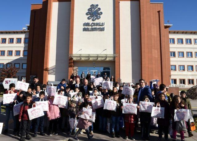 Başkan Pekyatırmacı çocuklara şivlilik dağıttı