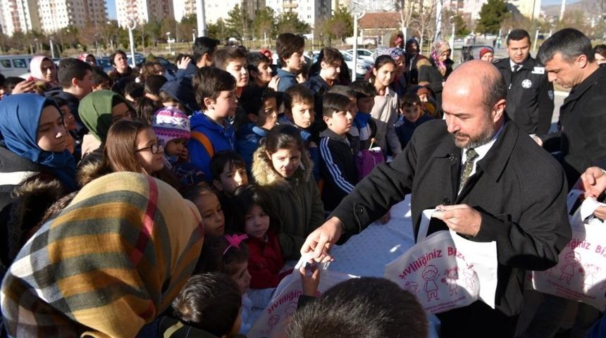 Başkan Pekyatırmacı &ccedil;ocuklara şivlilik dağıttı