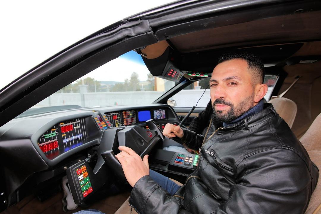 Uşaklı gurbet&ccedil;i gen&ccedil;ler 80&rsquo;lerin efsane dizisindeki aracın aynısını yaptılar 