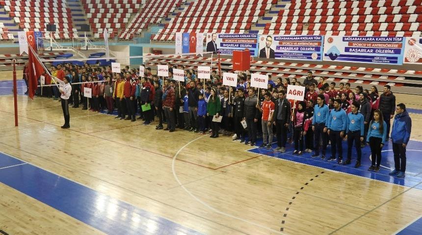 Ağrı&rsquo;da &lsquo;Okul sporları voleybol grup m&uuml;sabakaları&rsquo; başladı