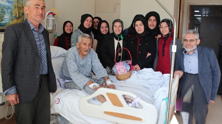 &Ouml;ğrencilerden hastalara manevi destek