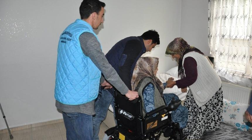 Engellilere ak&uuml;l&uuml; ve tekerlekli sandalye dağıtıldı