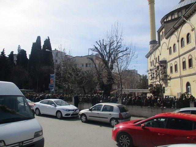 Ümraniye’de oğlu tarafından öldürülen kadın toprağa verildi