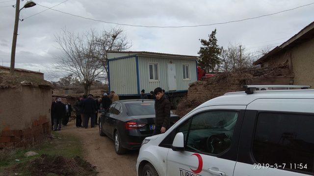 Elazığ'da evi yanan aileye konteyner ev verildi 