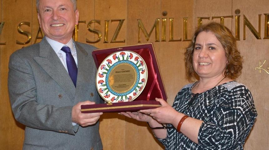 Son belediye meclisi toplantısı plaketle ta&ccedil;landı