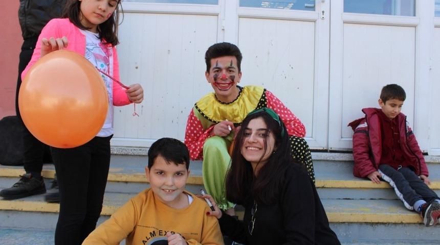 Üniversite öğrencileri engelli öğrencilerin yanında