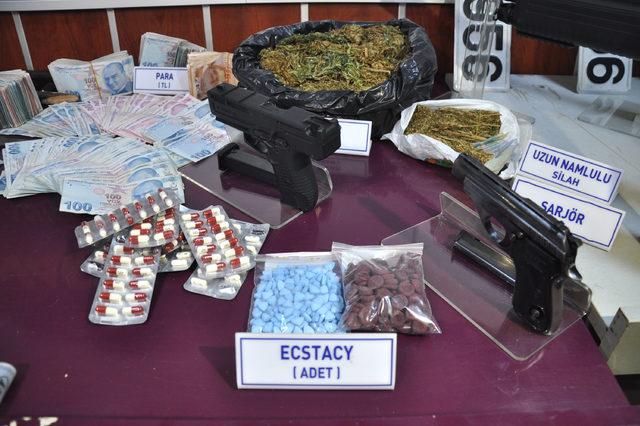 Ankara da uyuşturucu operasyonunda FET&Ouml; CD si ve 1 dolar ele ge&ccedil;irildi 4