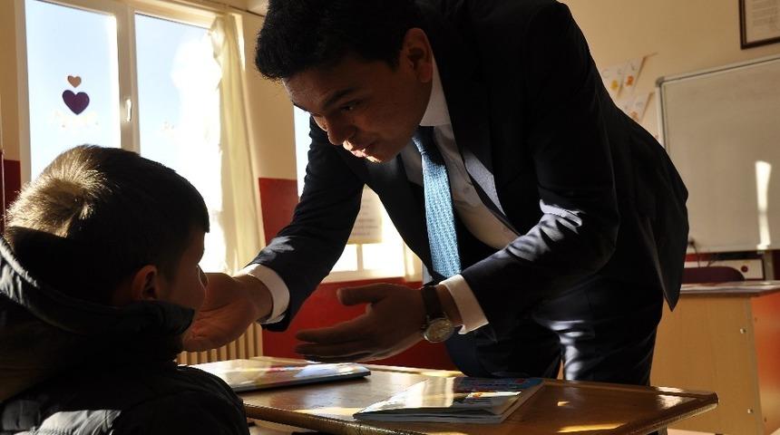 Arguvan Kaymakamı Şahin okulları denetliyor