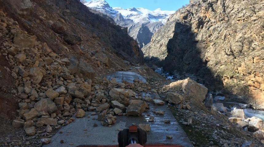 Heyelanın kapattığı yol ulaşıma açıldı