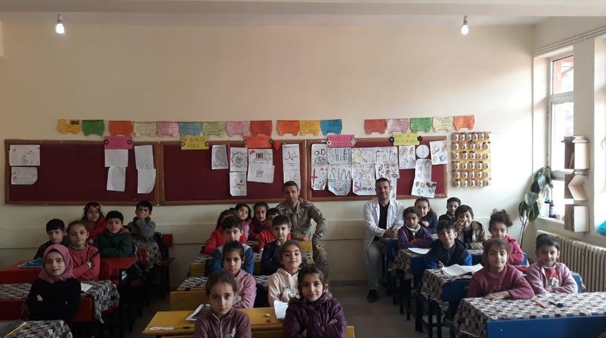 İlçe Jandarma Komutanı Kasacı’dan öğrencilere ziyaret