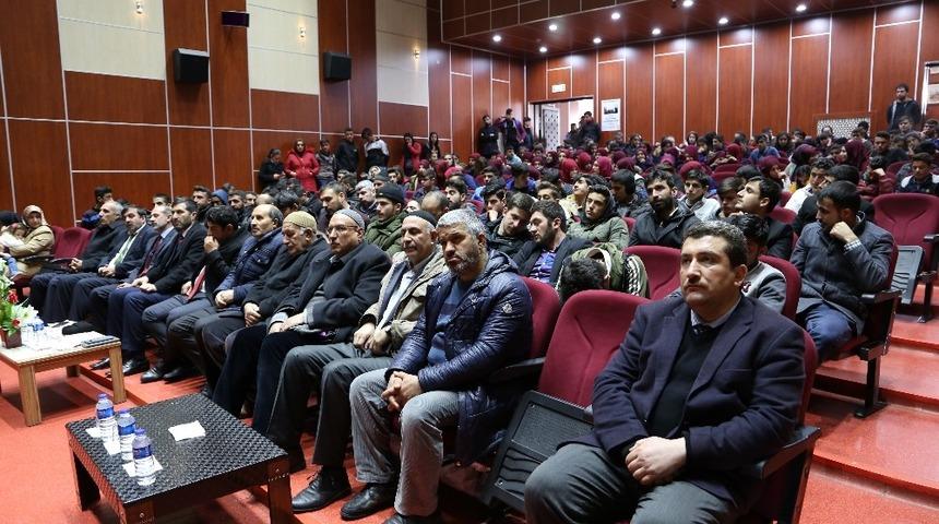 Varto’da “Kur’an ve Sünnet Perspektifinden Gençlik” konferansı