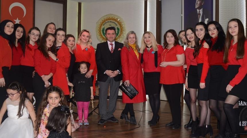 Başkan Bakıcı hanımların eğlencesine katılarak Kadınlar G&uuml;n&uuml;n&uuml; kutladı