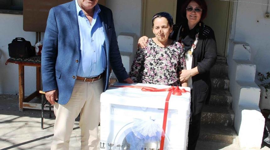 Başkan Kara&ccedil;elik&rsquo;ten &lsquo;Yılın Annesi&rsquo;ne duygulandıran hediye