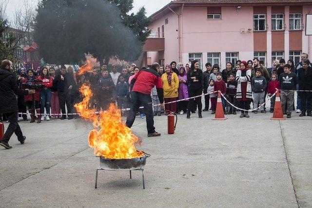 Özel çocuklar yangına müdahale etti