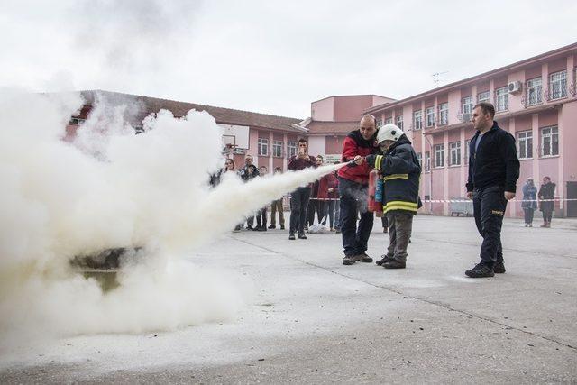 Özel çocuklar yangına müdahale etti