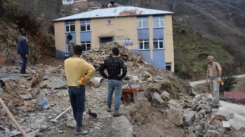 Başkan Kaya, taş duvar &ccedil;alışmaları inceledi