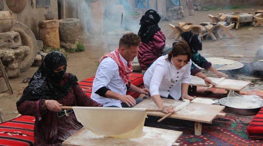 D&uuml;nyaca &uuml;nl&uuml; şefler Harran&rsquo;da yufka a&ccedil;ıp pişirdi