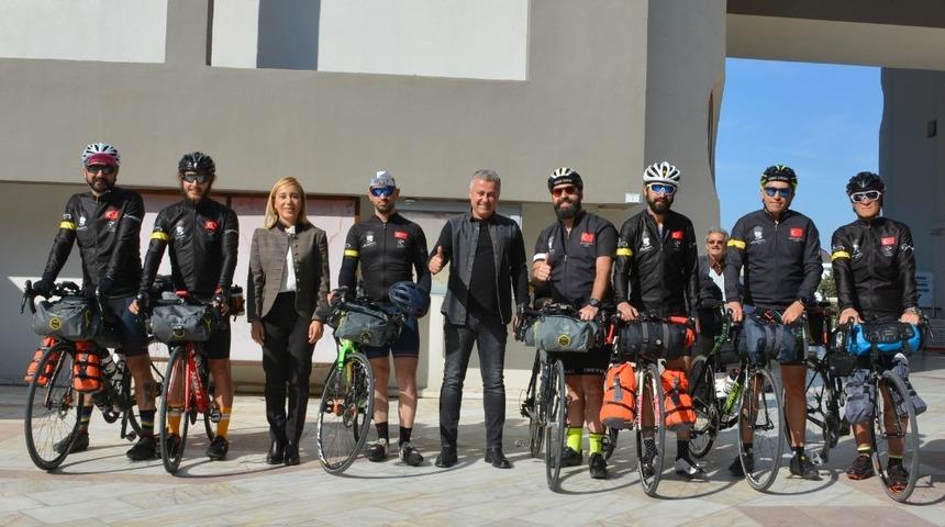 Manavgatlı bisiklet&ccedil;iler, &Ccedil;anakkale Şehitlerine memleket toprağı g&ouml;t&uuml;recek