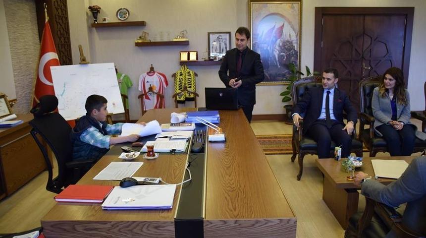 Kaymakam Bilici makamını 4. sınıf &ouml;ğrencisine devretti