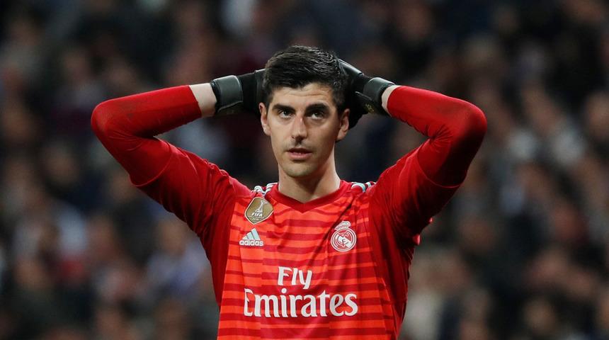 Yıldız futbolcu gazeteciye saldırdı!