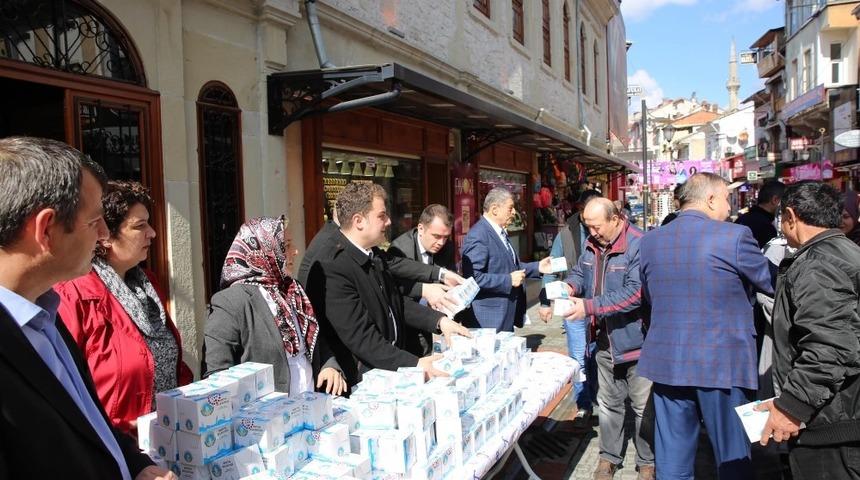 Bartın Belediyesi vatandaşlara kandil ikramı yaptı