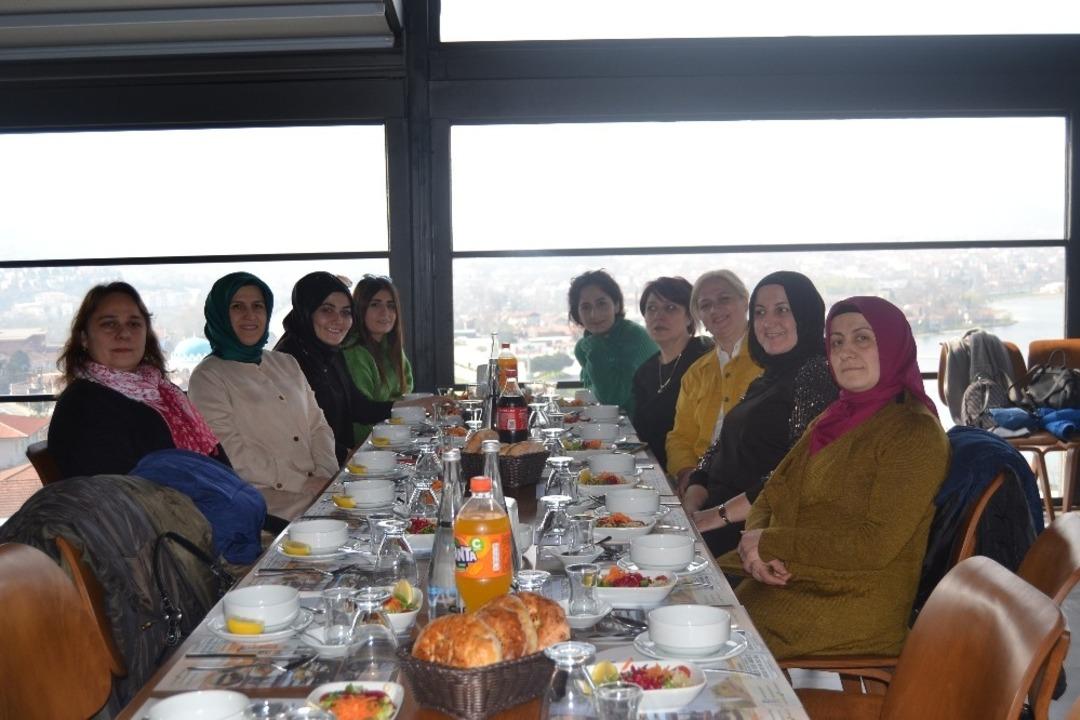 Başkan Yılmazer, personelin kadınlar g&uuml;n&uuml;n&uuml; kutladı