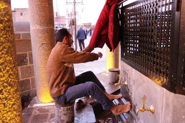 Teröristlerin yakıp yıktığı Kurşunlu Camii ibadete açıldı