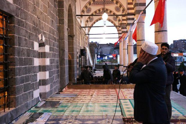 Teröristlerin yakıp yıktığı Kurşunlu Camii ibadete açıldı