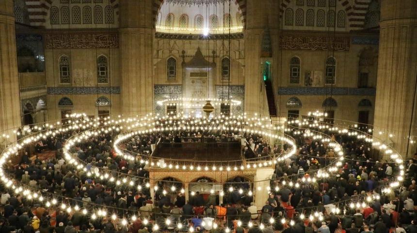 Kısa Regaip Kandili mesajları 2020: Dualarınızı sevdiklerinizle paylaşın 